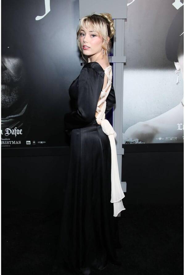 Grace Van Dien